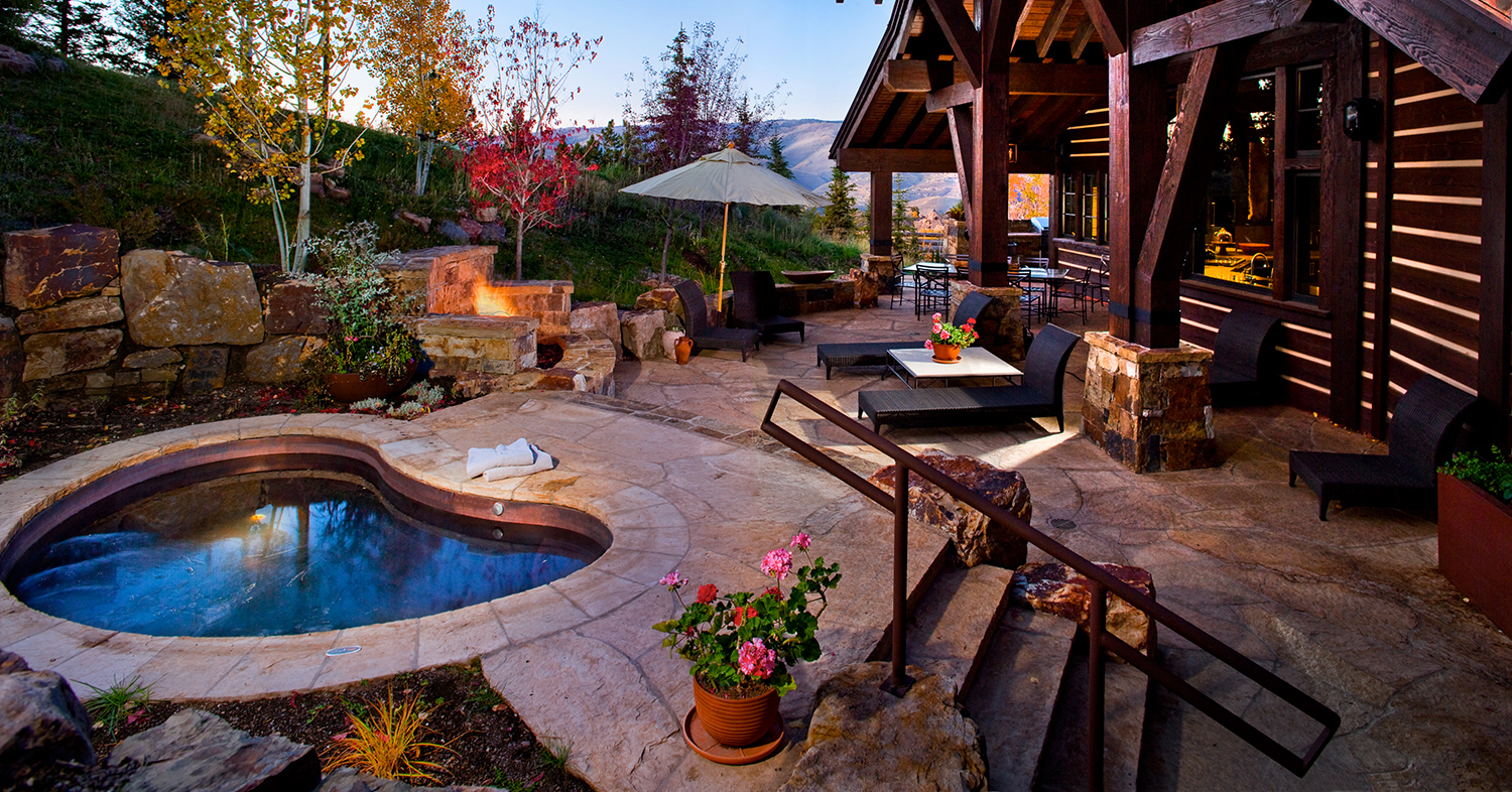 outdoor jacuzzi tub