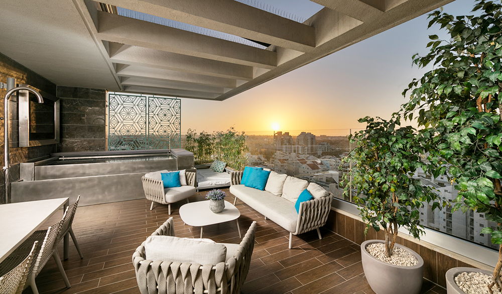 Tel Aviv, Israel     Above Ground Stainless Steel Spa with Infinity Edge Water Feature, Lounge Seat, and Auto Cover 90